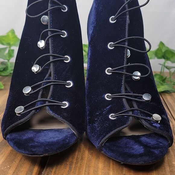 Enzo Angiolini. Navy Velvet Lace-Up Heels. Size 7.5 - Picture 5 of 12
